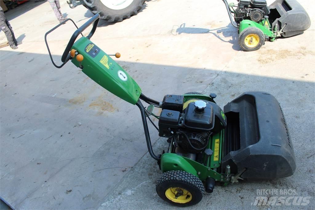 John Deere 220B 手扶式割草機