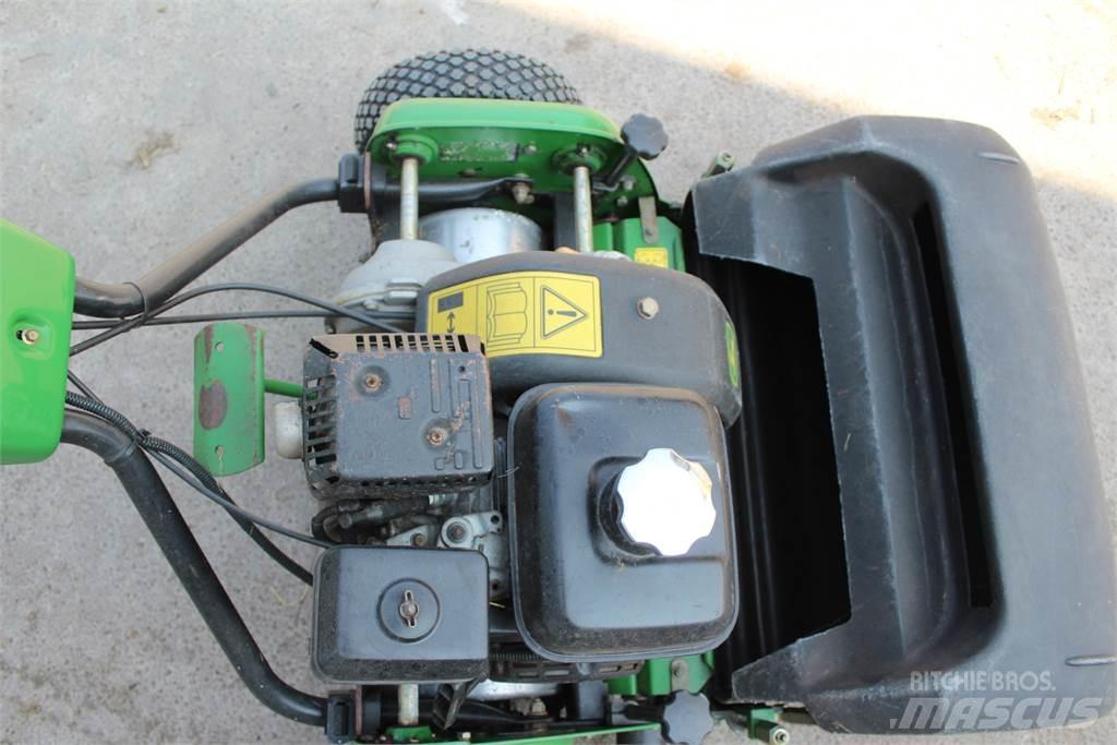 John Deere 220B 手扶式割草機