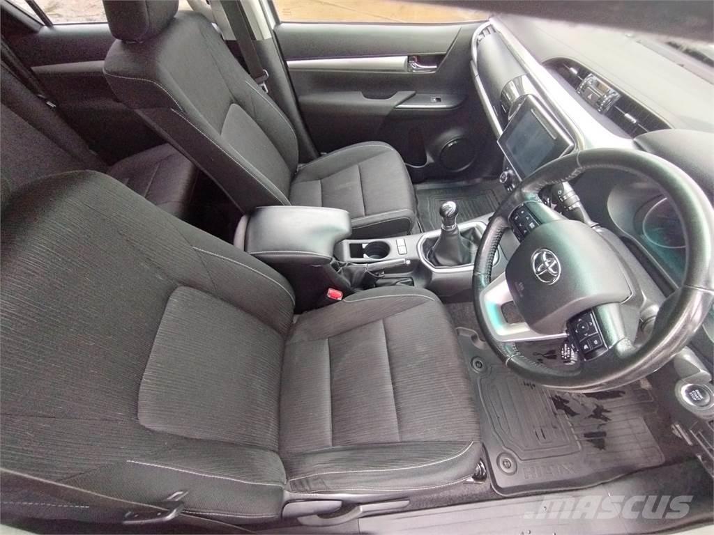 Toyota Hilux 皮卡.傳統半斗卡車/側卸板