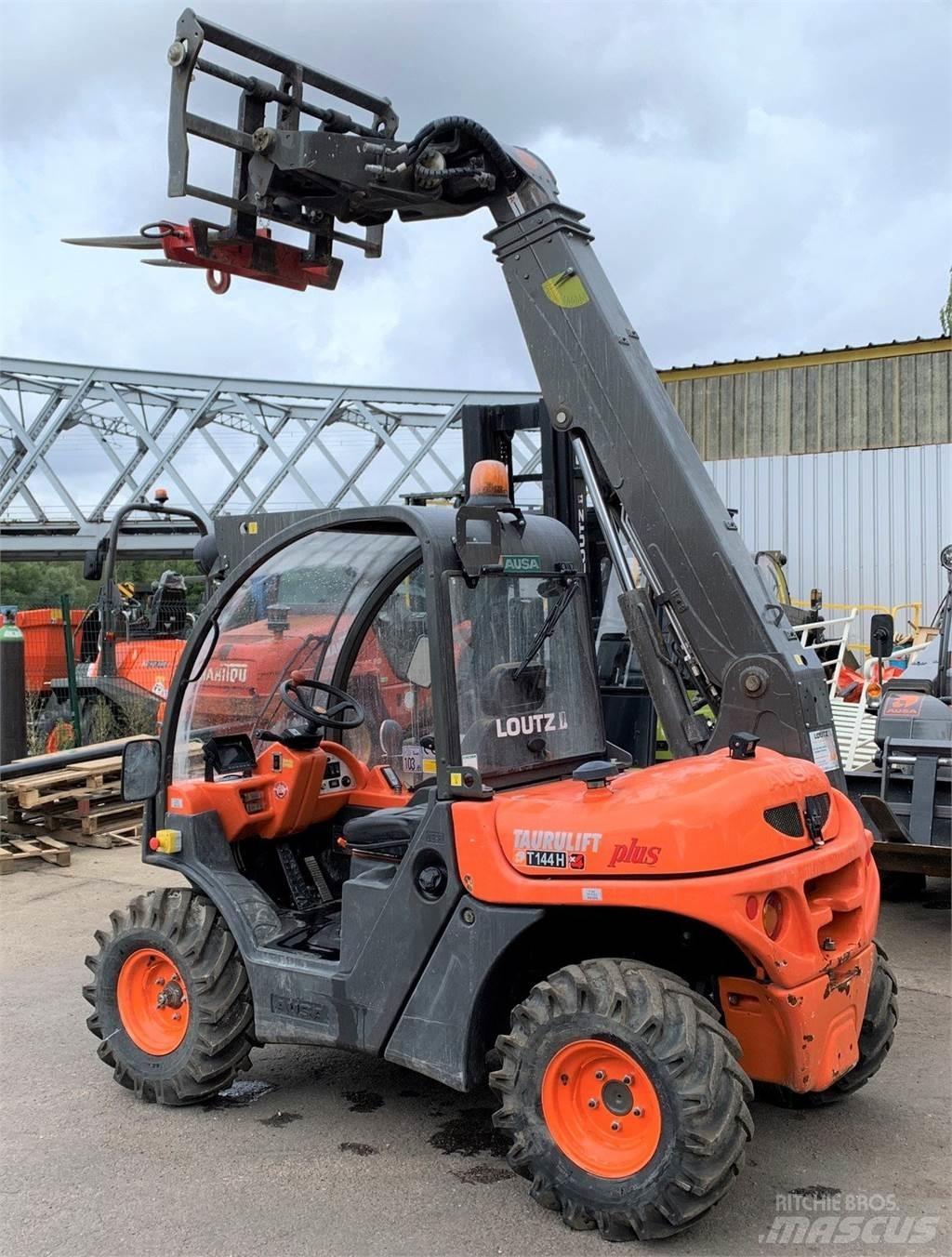 Ausa T144H Plus 農業用伸縮臂裝載機