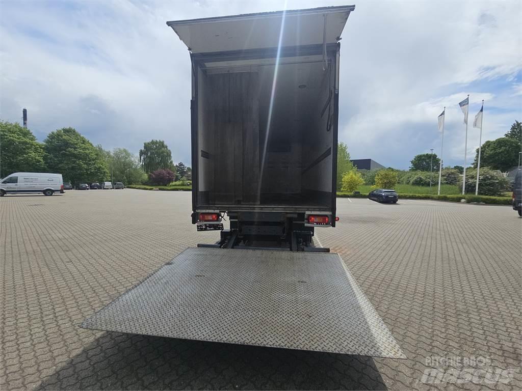 Volvo FE320 溫控卡車