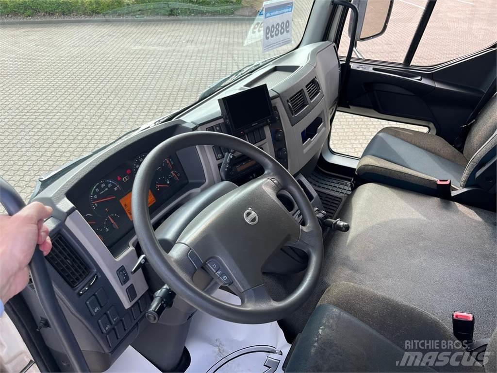 Volvo FL210 貨箱式卡車
