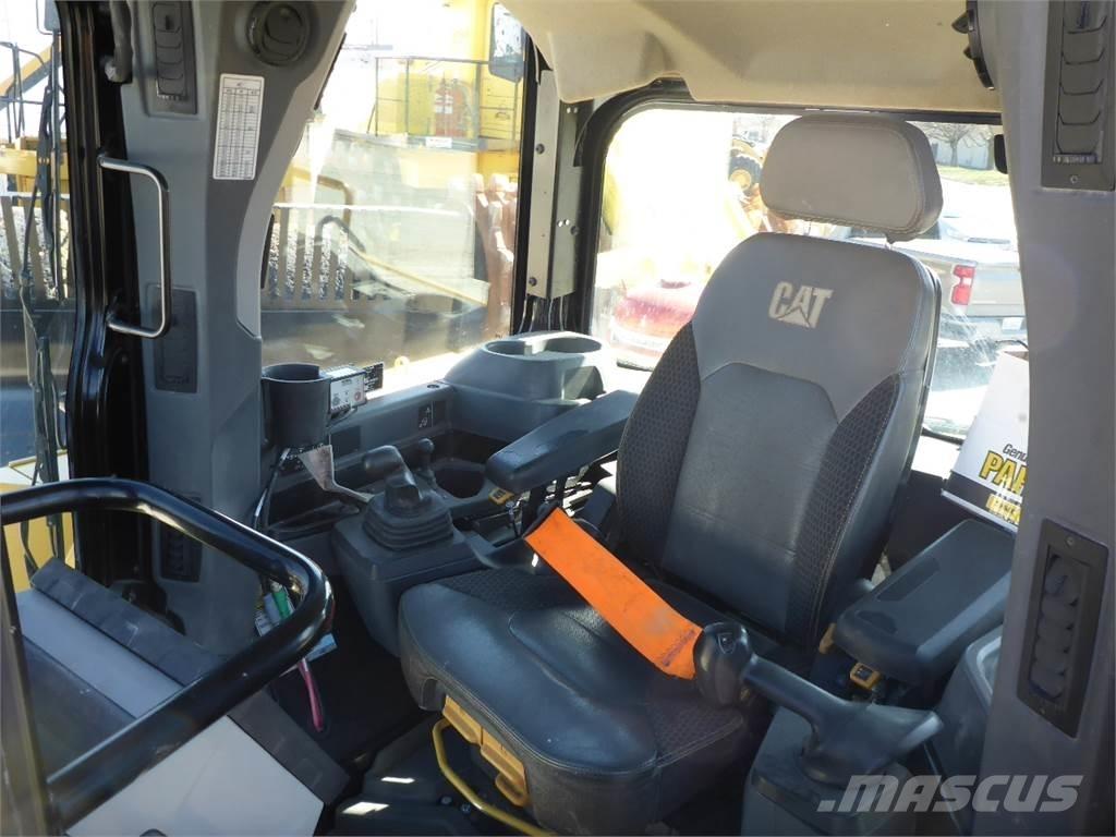 CAT D6 履帶推土機