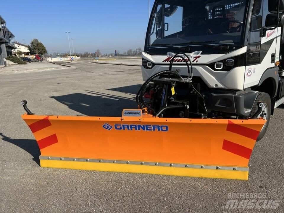 Aebi MT760 刮雪板和犁
