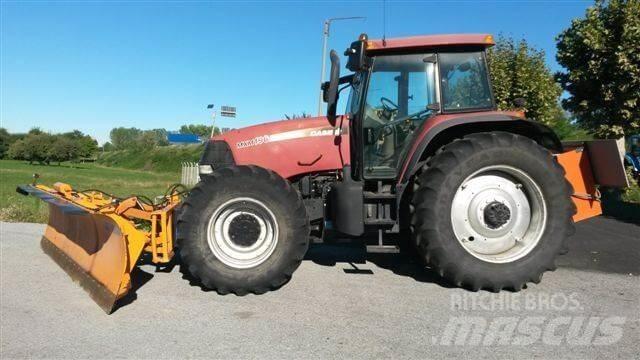 Case IH MXM190 刮雪板和犁