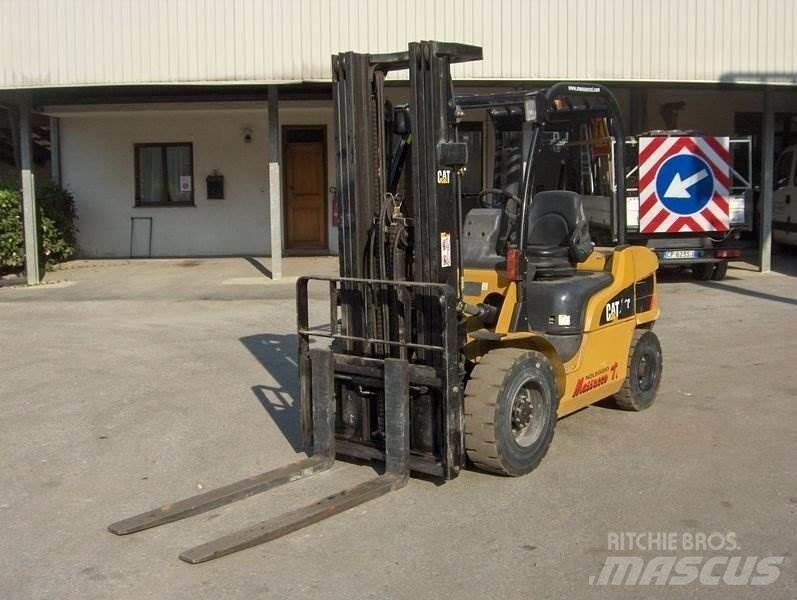 CAT DP30N 柴油卡車