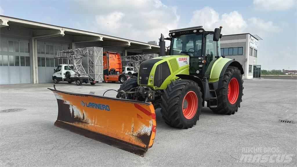 CLAAS Axion 810 4x4 刮雪板和犁