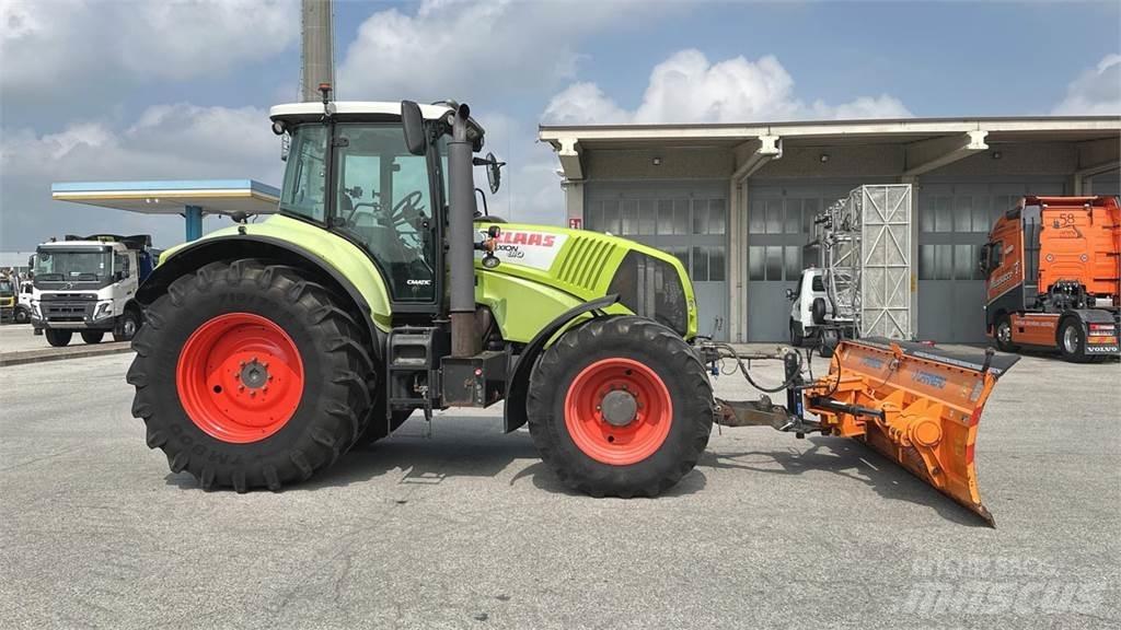 CLAAS Axion 810 4x4 刮雪板和犁