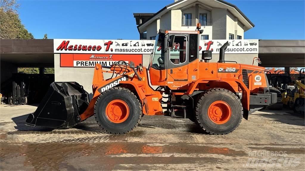 Doosan DL250 輪胎式裝載機