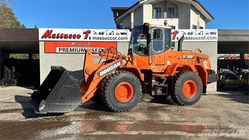 Doosan DL250 輪胎式裝載機