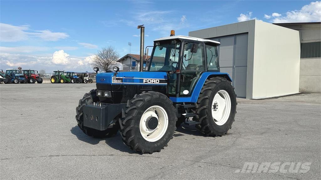 Ford 8240 4x4 刮雪板和犁