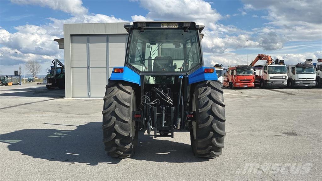 Ford 8240 4x4 刮雪板和犁