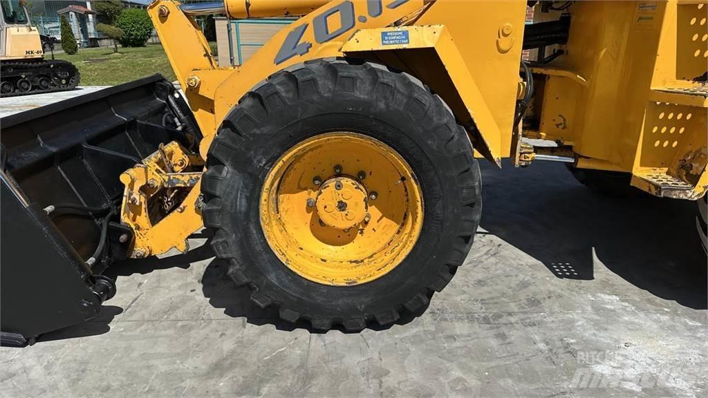 Foredil 40-13 4x4 反鏟裝載機