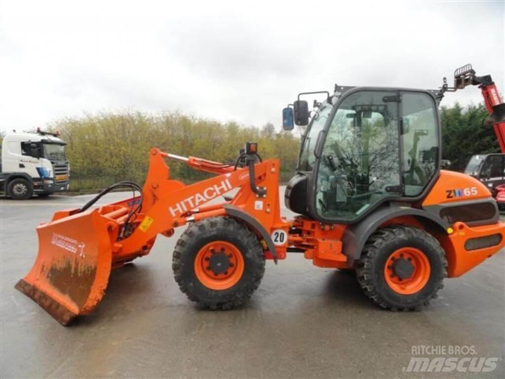 Hitachi ZW 65 刮雪板和犁