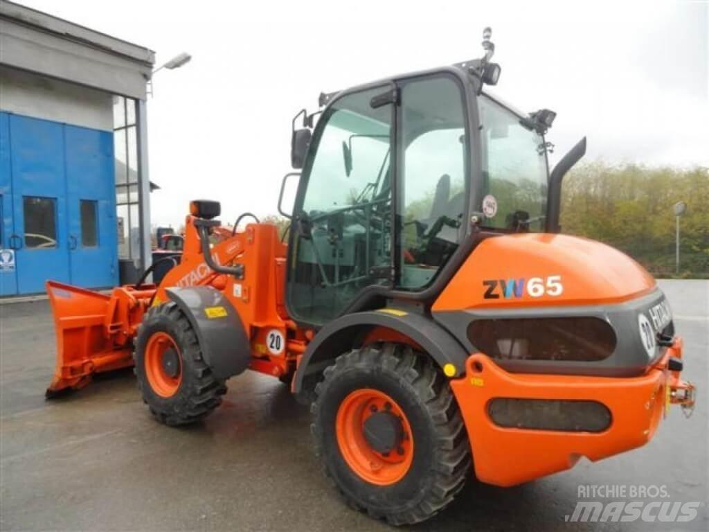 Hitachi ZW 65 刮雪板和犁