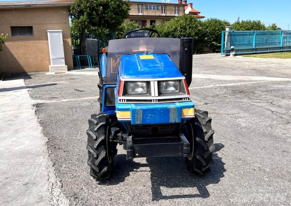 Iseki TU170F 4x4 刮雪板和犁