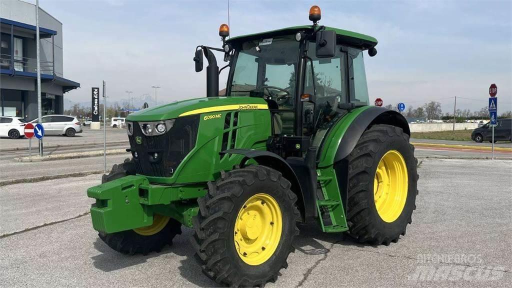 John Deere 6090MC 4X4 刮雪板和犁