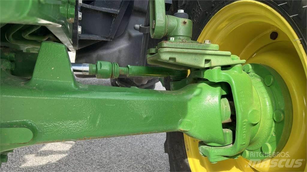 John Deere 6090MC 4X4 刮雪板和犁