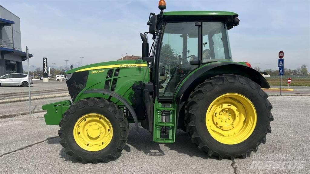John Deere 6090MC 4X4 刮雪板和犁