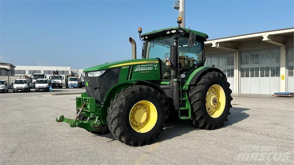 John Deere 7230R 刮雪板和犁