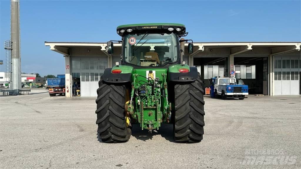 John Deere 7230R 刮雪板和犁