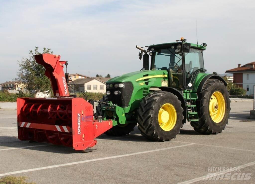 John Deere 7930 4X4 刮雪板和犁