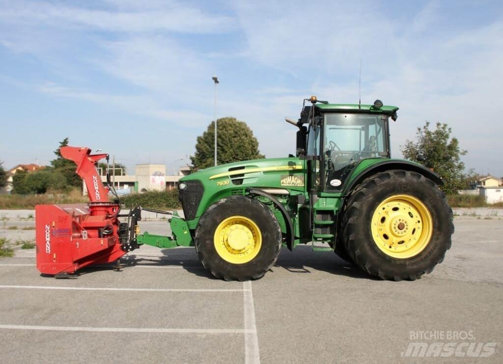 John Deere 7930 4X4 刮雪板和犁