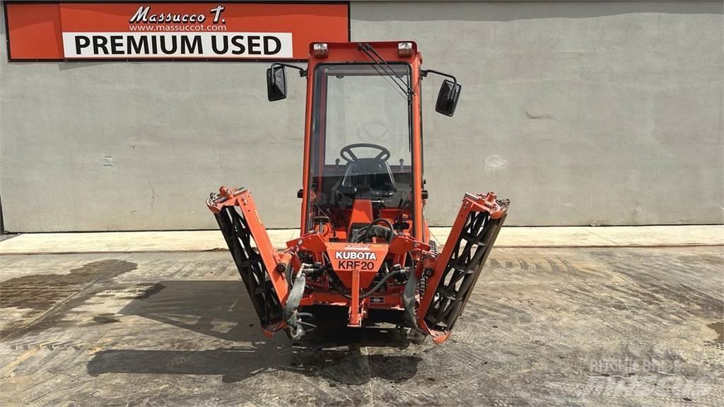 Kubota F2400 4X4 刮雪板和犁