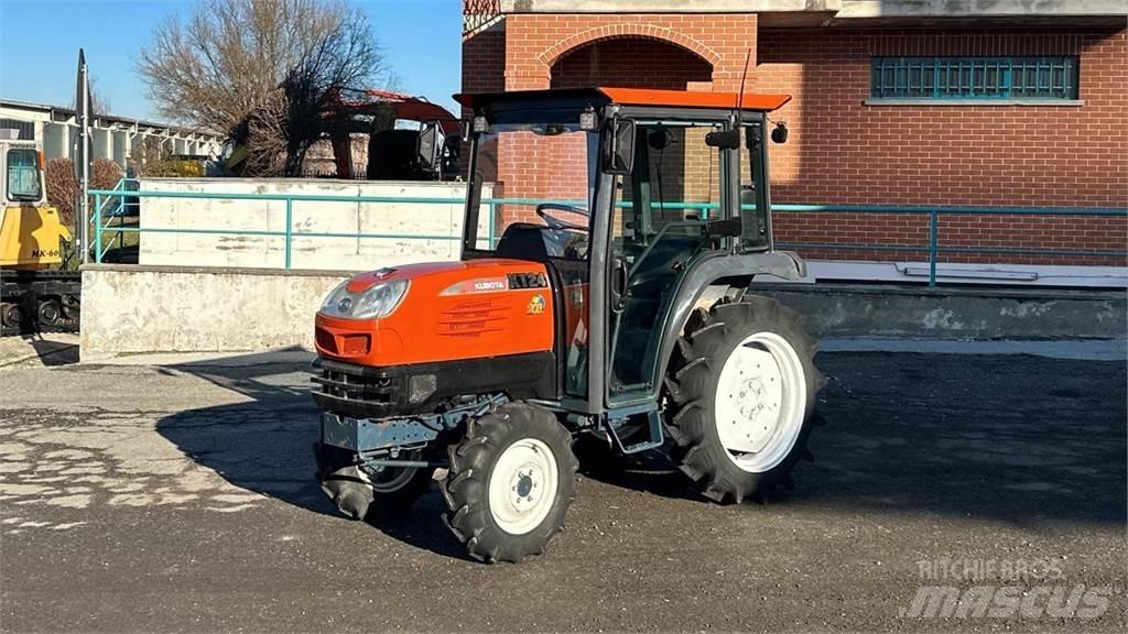 Kubota KT24 4X4 刮雪板和犁