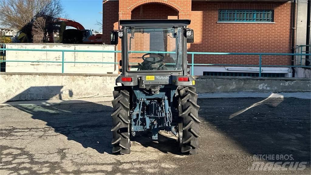 Kubota KT24 4X4 刮雪板和犁
