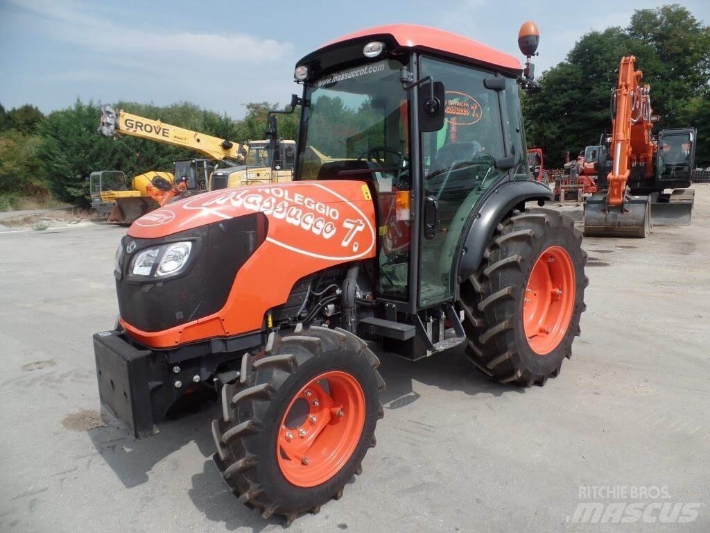 Kubota M8540N 刮雪板和犁