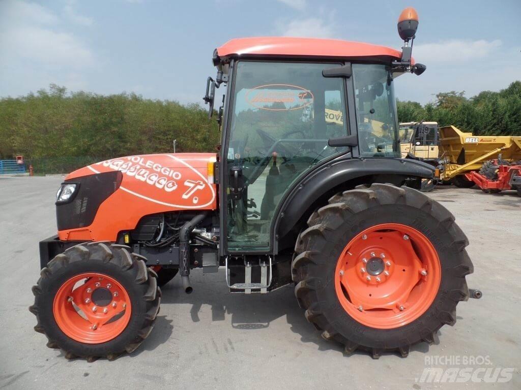 Kubota M8540N 刮雪板和犁