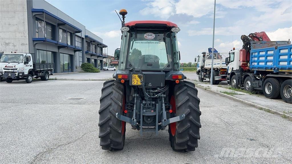 Kubota M8540N 4X4 刮雪板和犁
