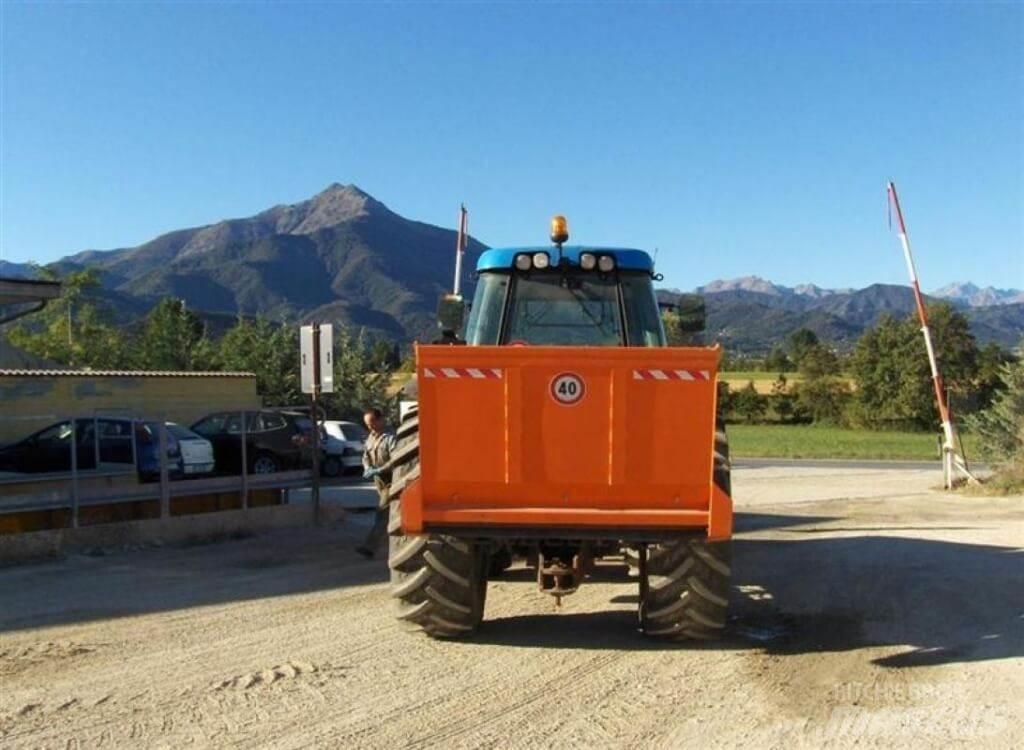 Landini LEGEND 135 刮雪板和犁