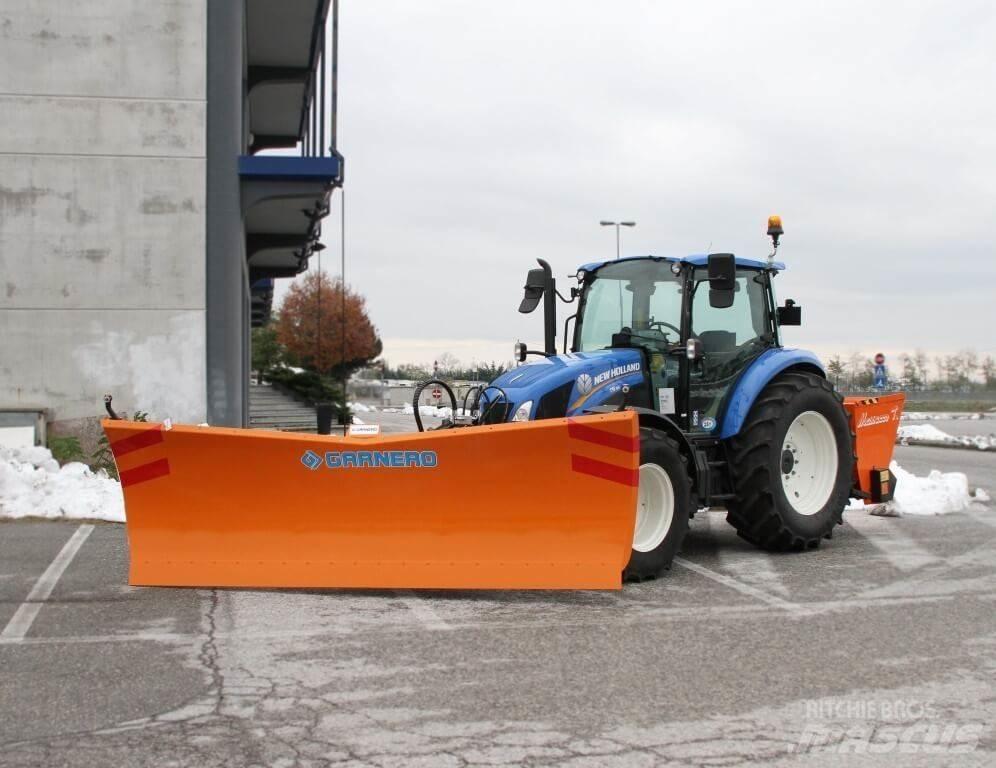 New Holland T5.115 刮雪板和犁