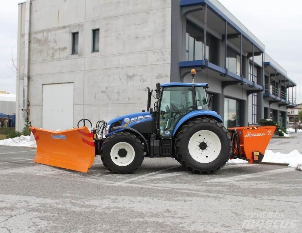 New Holland T5.115 刮雪板和犁