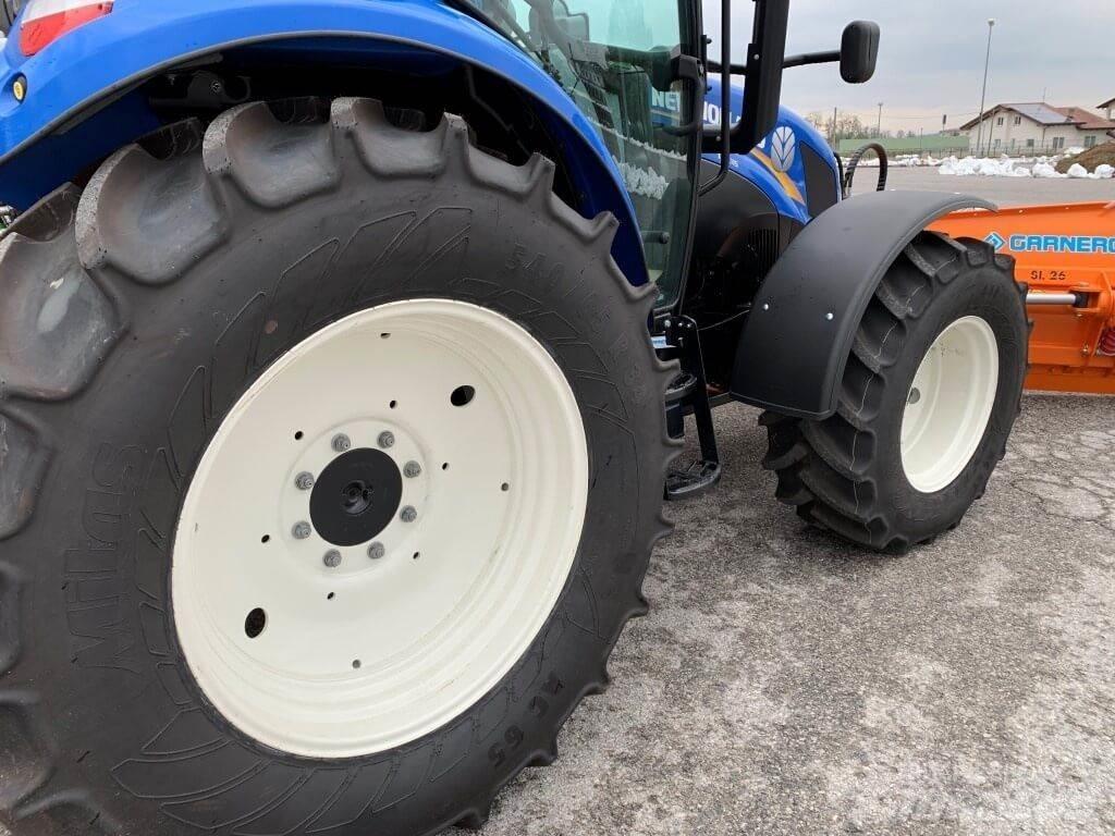 New Holland T5.115 刮雪板和犁