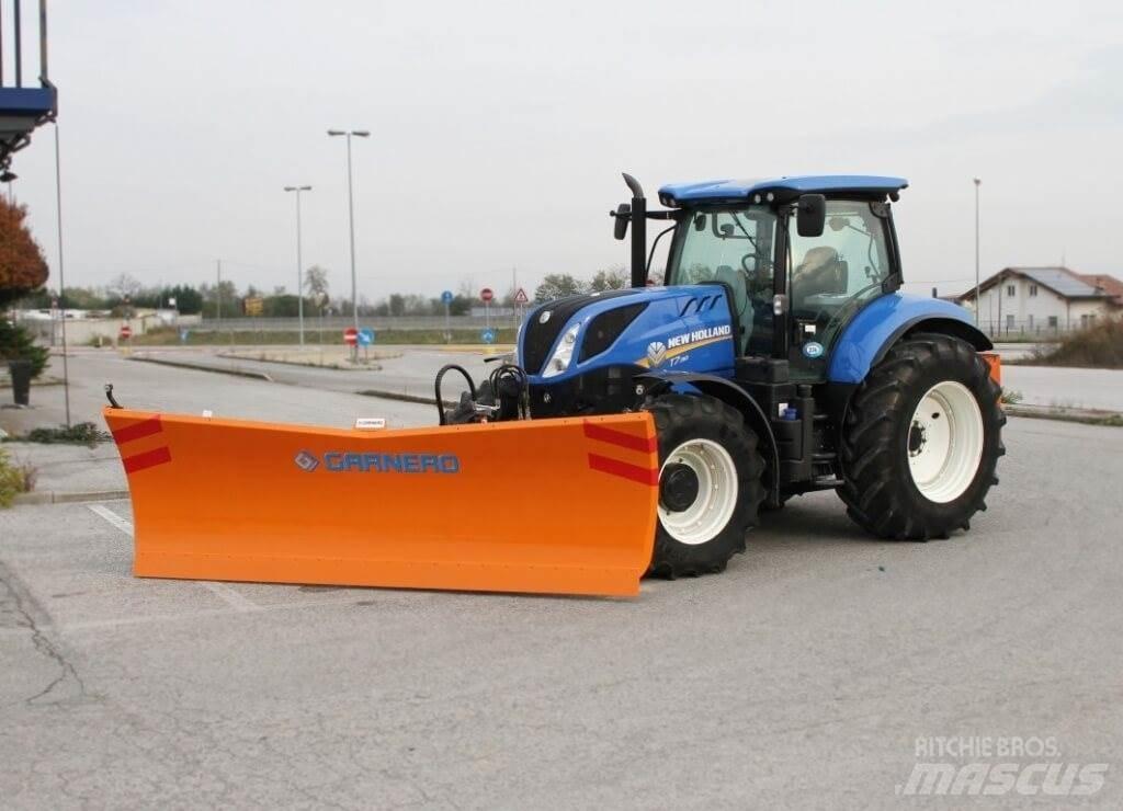 New Holland T7.190 刮雪板和犁