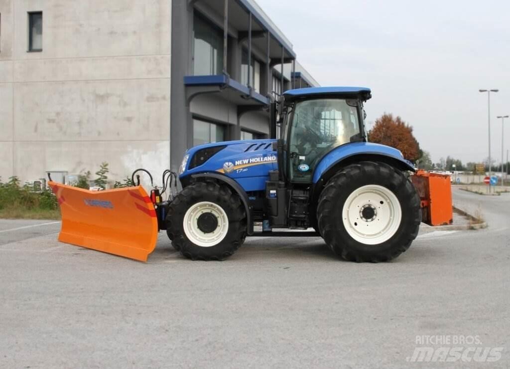 New Holland T7.190 刮雪板和犁