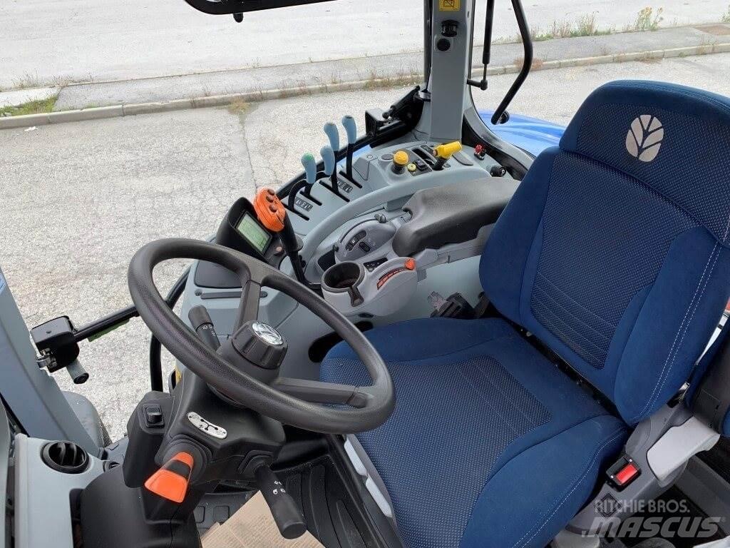 New Holland T7.190 刮雪板和犁