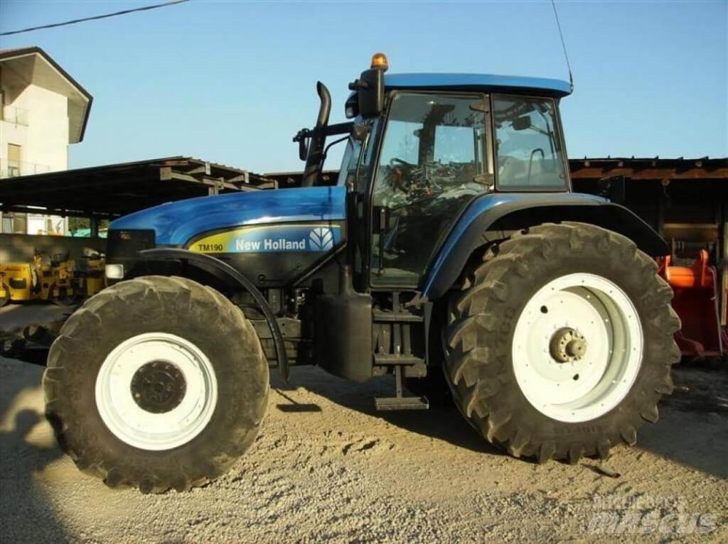New Holland TM190 刮雪板和犁