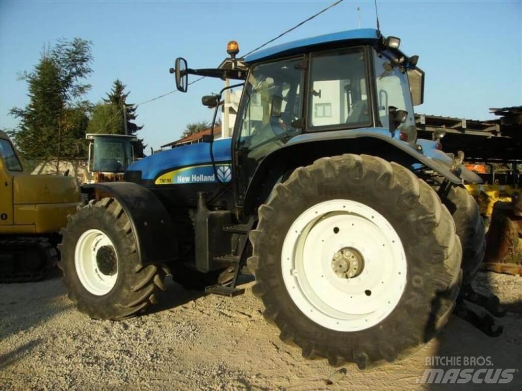 New Holland TM190 刮雪板和犁
