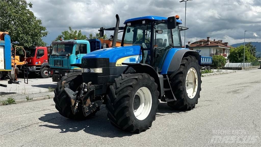 New Holland TM190 4X4 刮雪板和犁