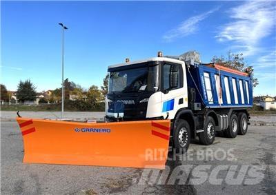 Scania P500 XT 8X4 刮雪板和犁