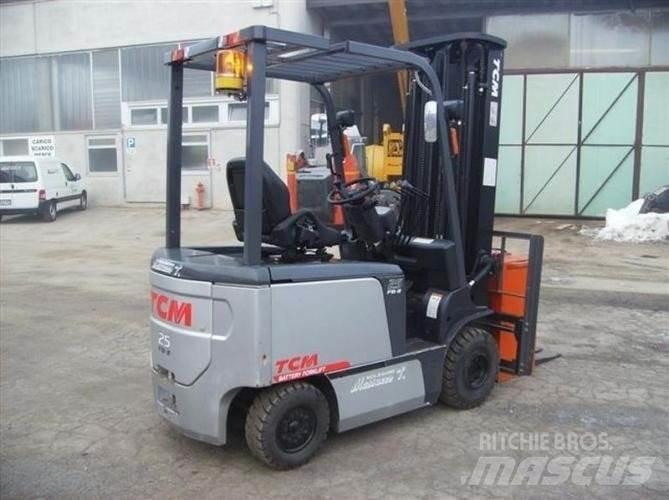 TCM FB25-7 電動堆高機