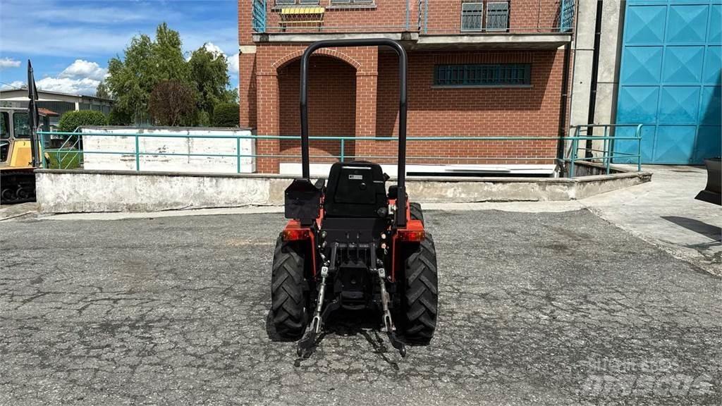  Tigretrac 3800 4x4 刮雪板和犁