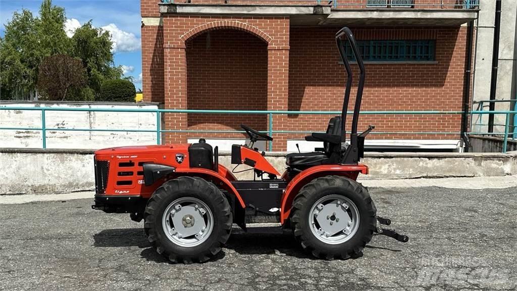  Tigretrac 3800 4x4 刮雪板和犁