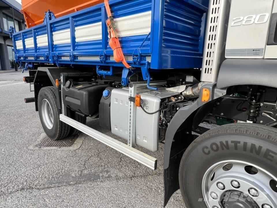 Volvo FL816-280 4X4 刮雪板和犁