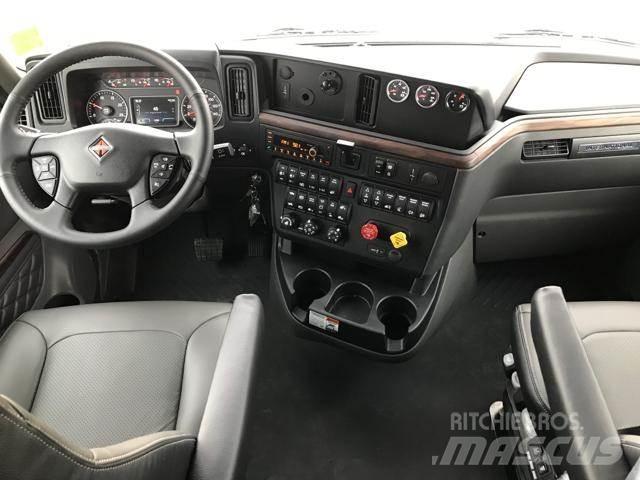 International LT 曳引機組件