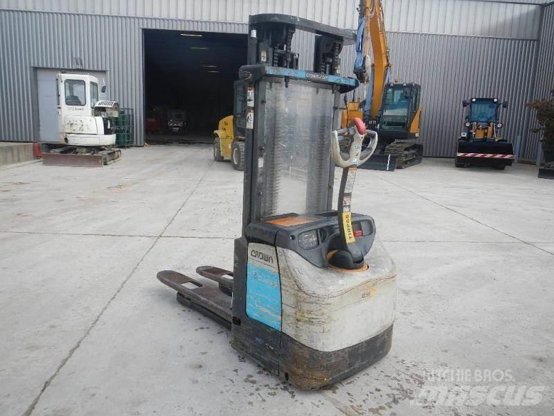 Crown ES 4000 低架升降機